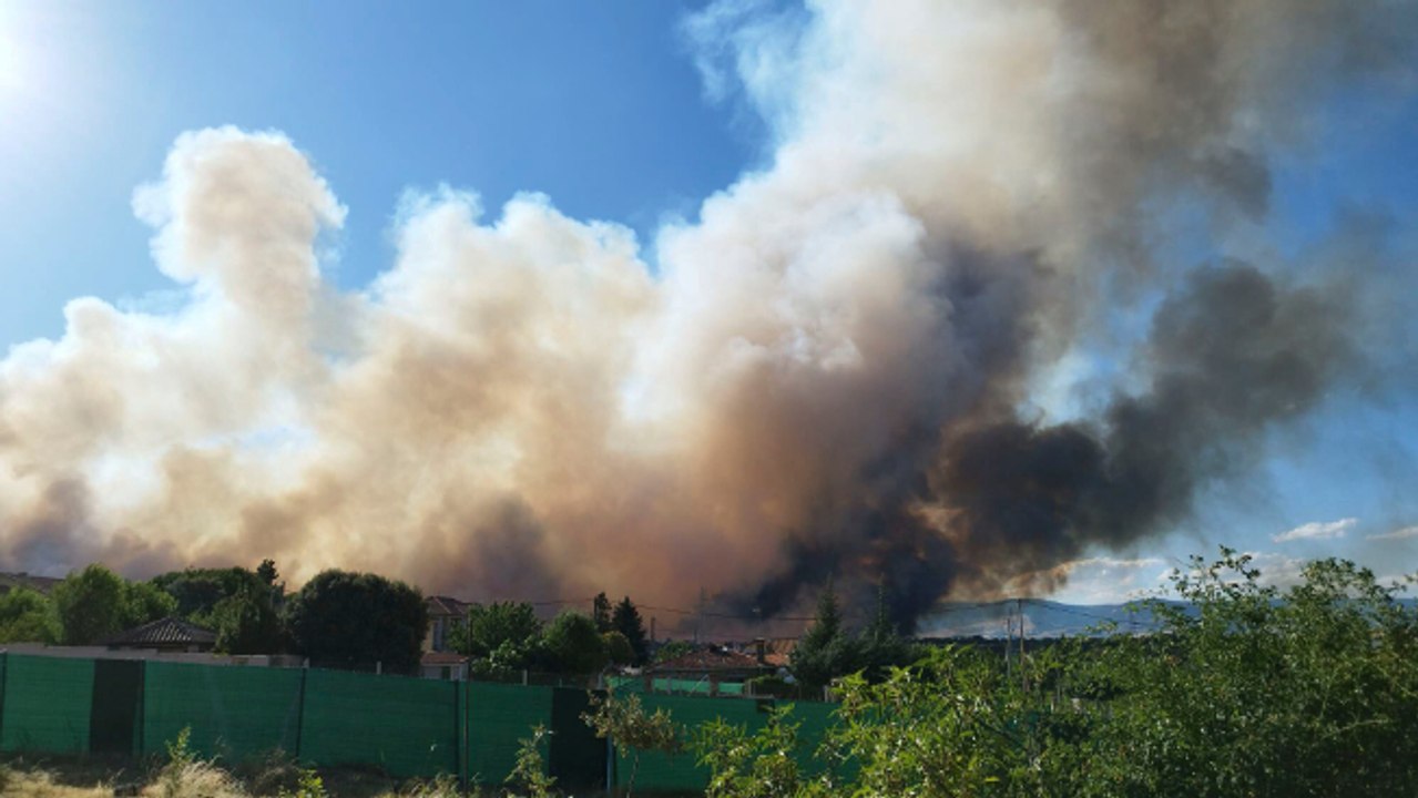 El incendio forestal de Lozoyuela sigue en fase de estabilización, no registra de momento ningún frente de "llama activa", y se ha levantado el confinamiento en Buitrago y en Puentes Viejas