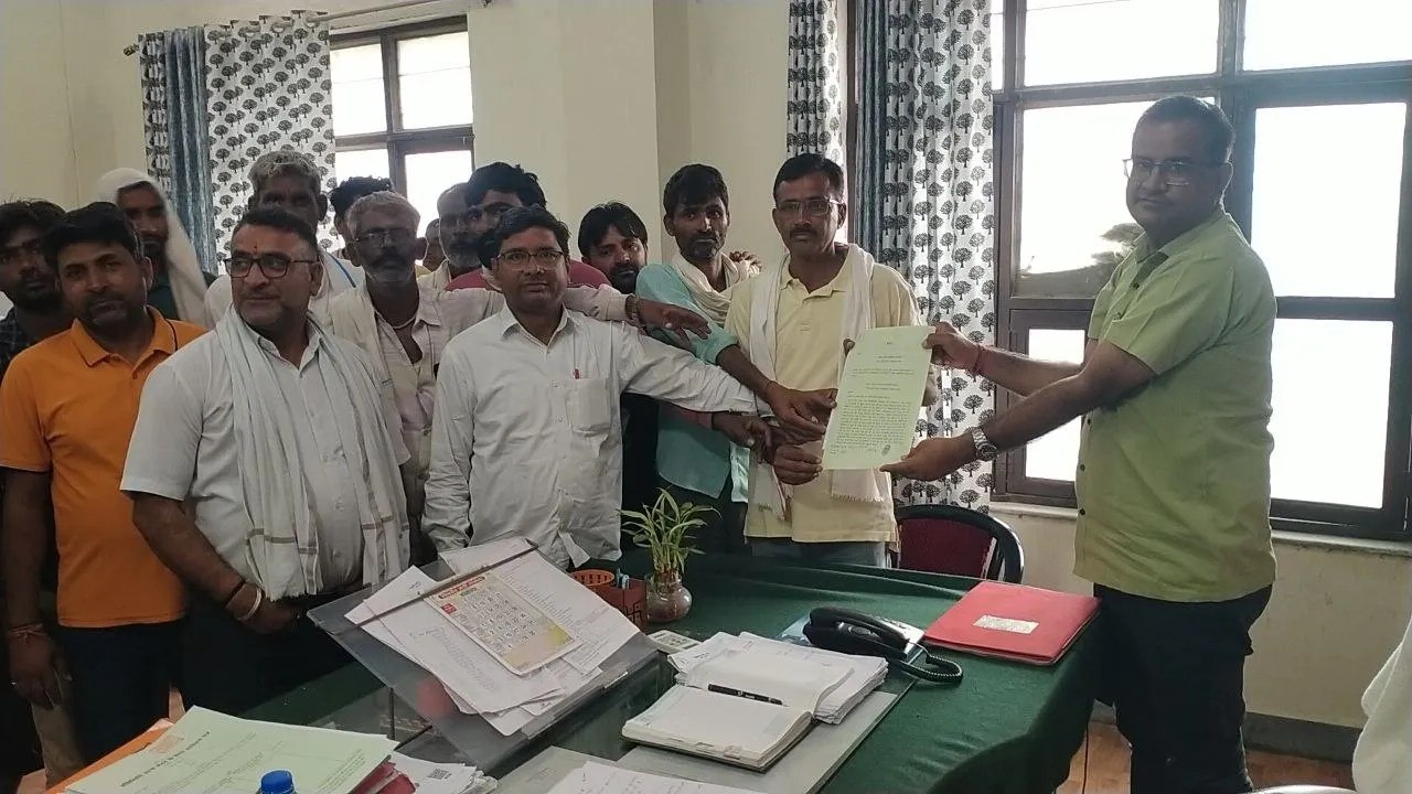 जिला कलेक्टर के नाम उपखंड अधिकारी को सौंपा ज्ञापन