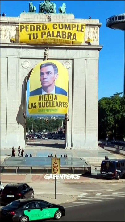 Greenpeace cuelga una pancarta en Madrid pidiendo a Sánchez que diga "no a las nucleares"