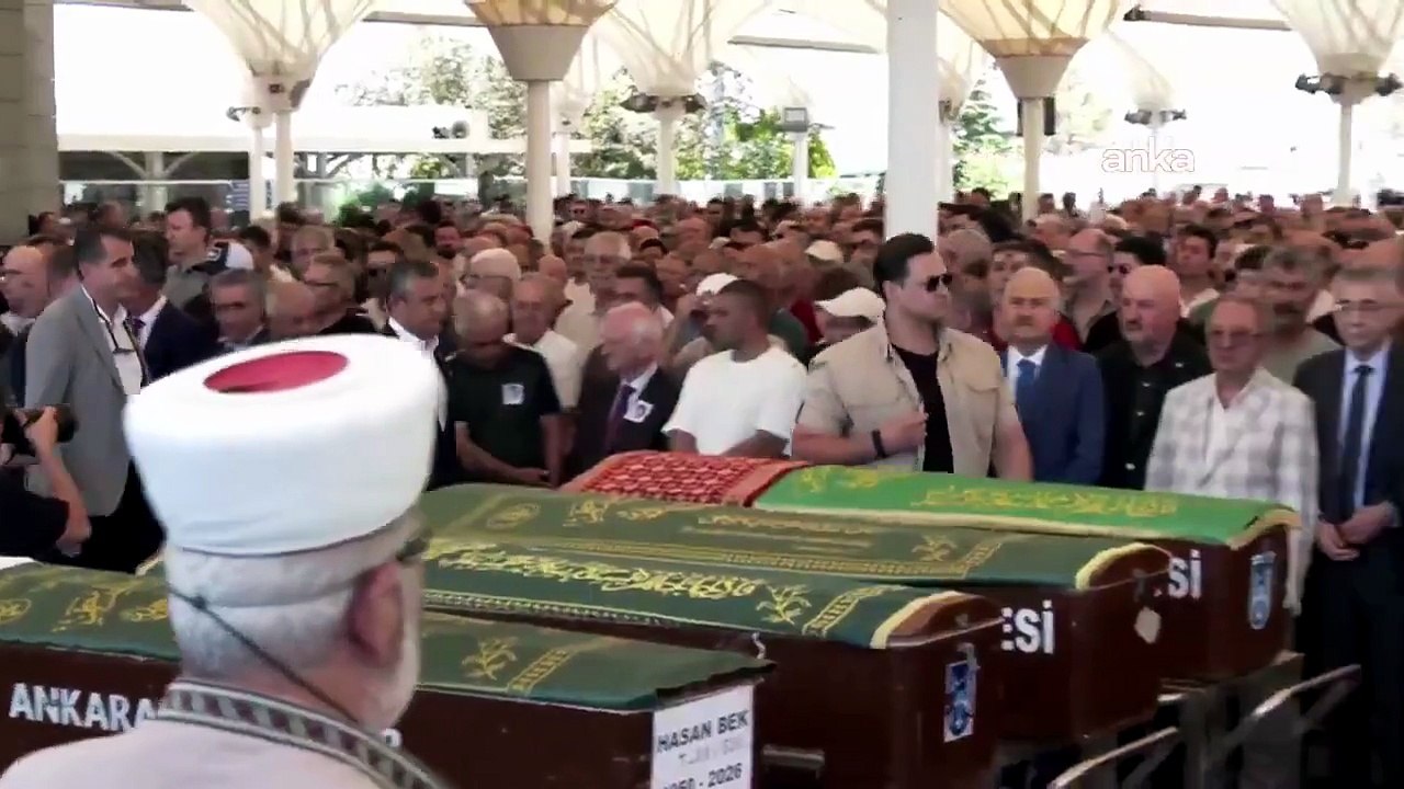 Cenaze töreninde bir araya gelen Kılıçdaroğlu ve Özel tokalaştı