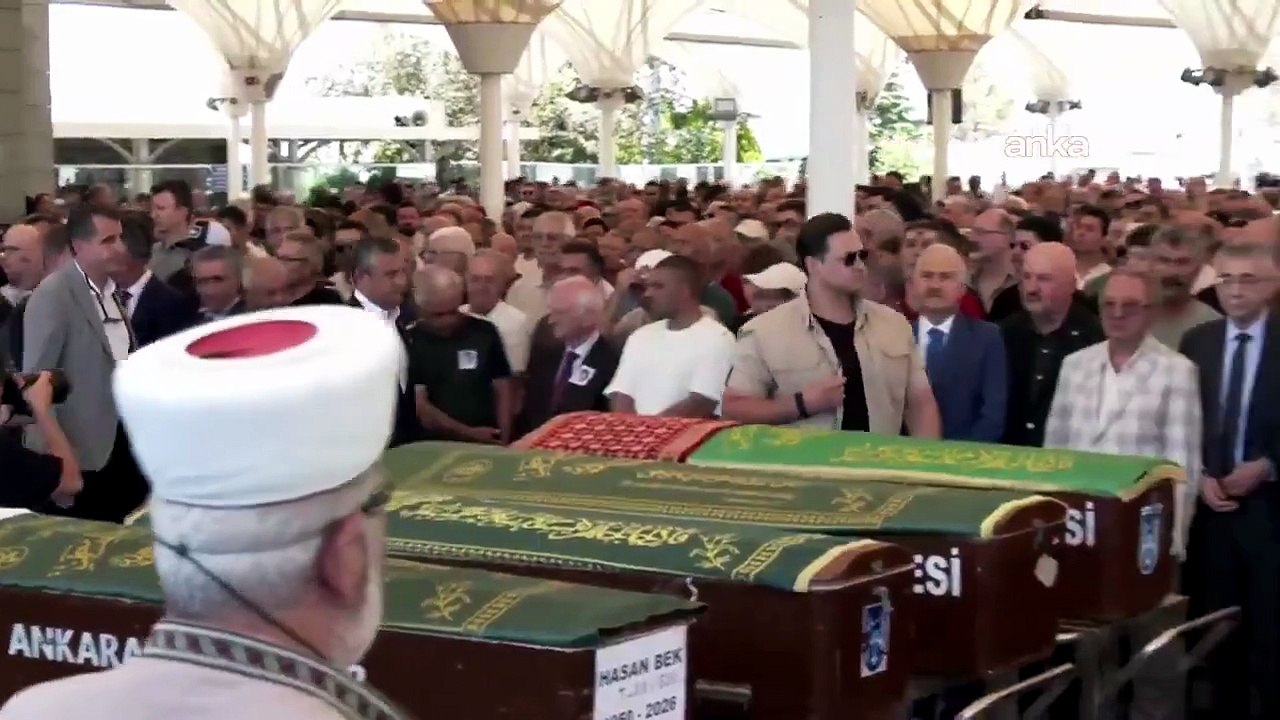 Cenaze töreninde bir araya gelen Kılıçdaroğlu ve Özel tokalaştı
