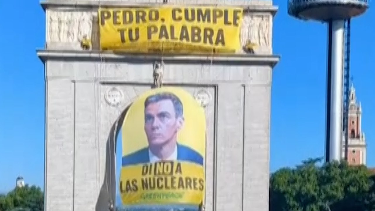 Greenpeace cuelga una pancarta en Madrid pidiendo a Sánchez que diga "no a las nucleares"