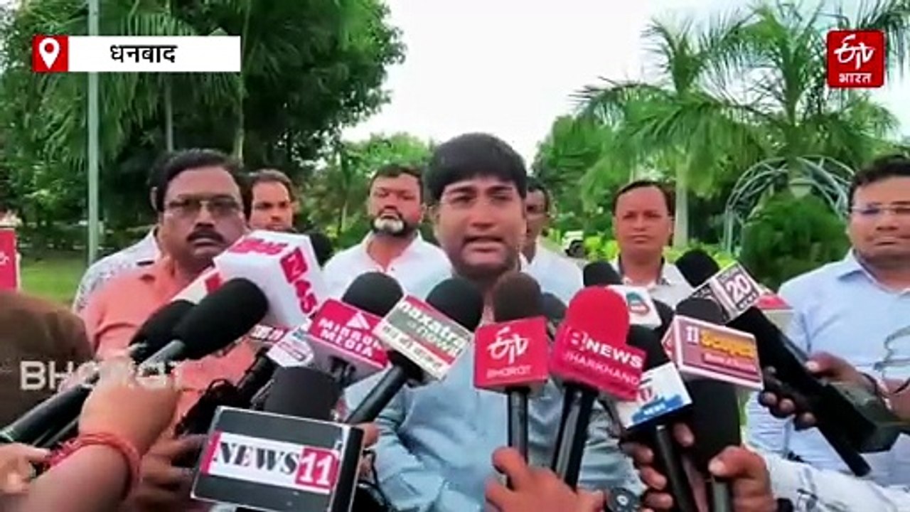 धनबाद में रैगिंग के बाद छात्र की पिटाई को लेकर अभिभावकों का हंगामा, बवाल के बाद आरोपी छात्र को स्कूल से निकाला