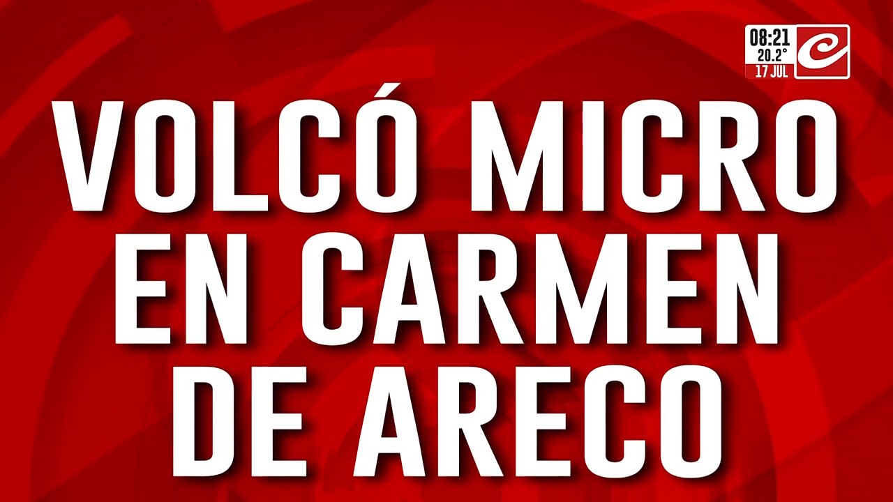 Volcó un micro en Carmen de Areco: hay personas heridas y atrapadas entre los fierros