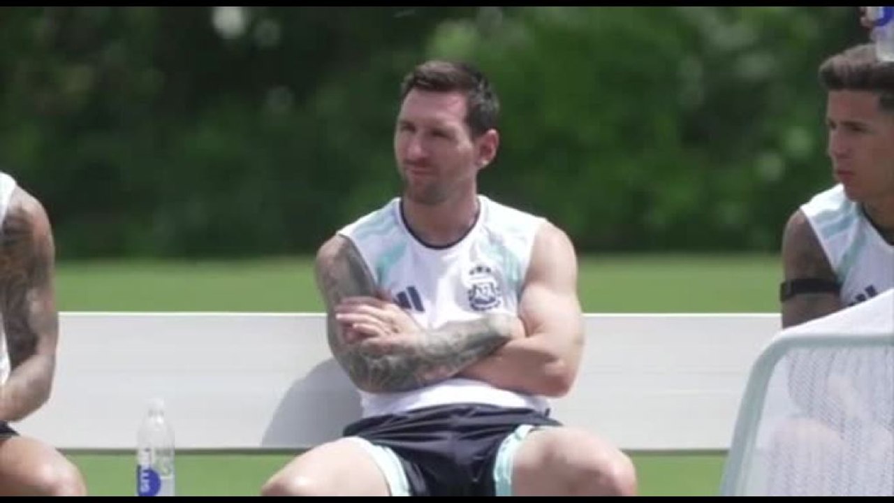 L'Argentina si prepara per la finale, Messi rilassato a bordo campo