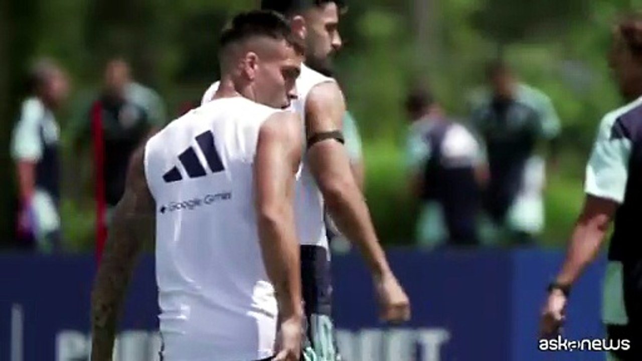 L'Argentina si prepara per la finale, Messi rilassato a bordo campo