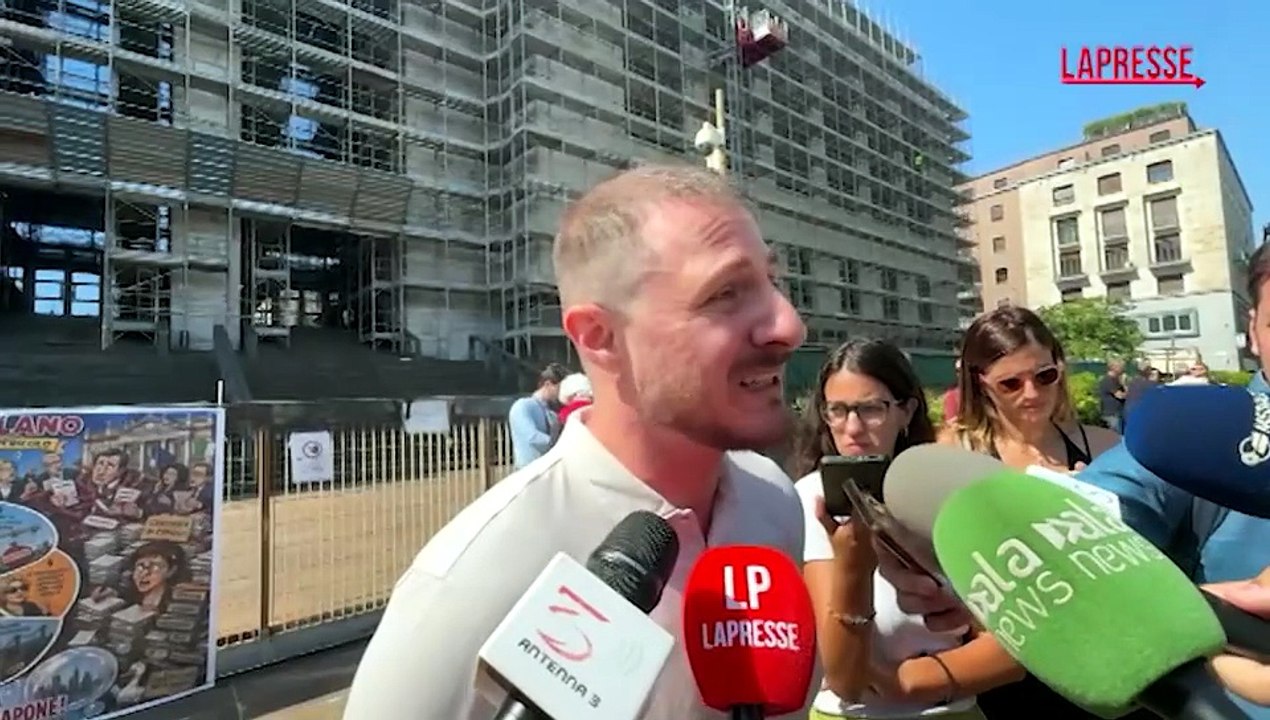 Milano: flash mob famiglie sospese davanti al Palazzo di Giustizia, simulato il gioco dell'oca
