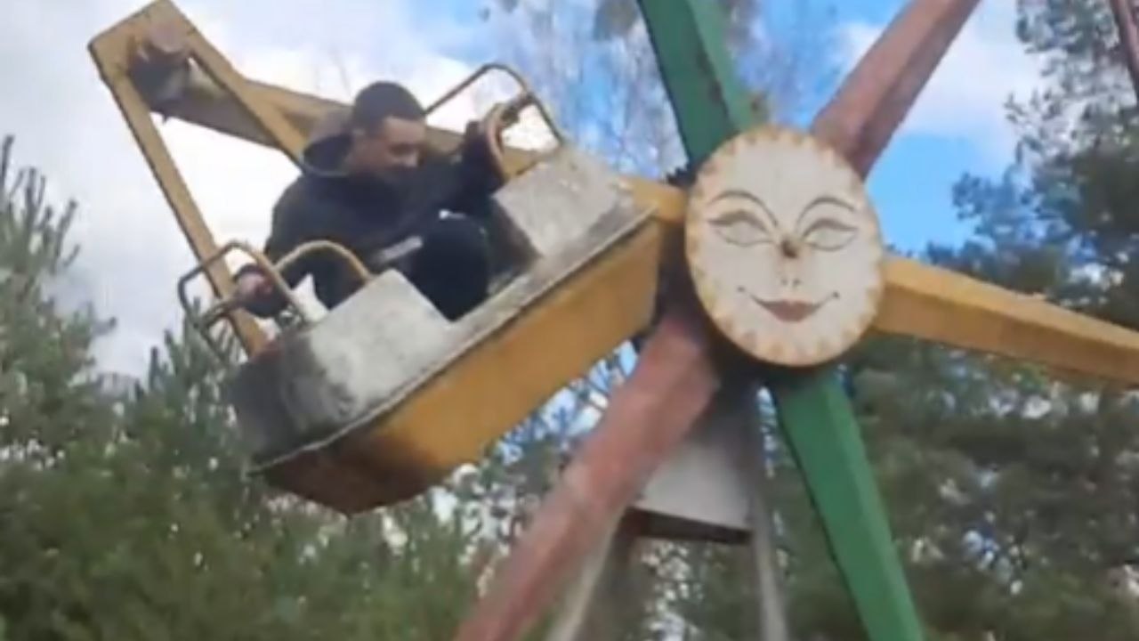 Ferris Wheel Ride Gets Unsteady As Cars Start Bumping