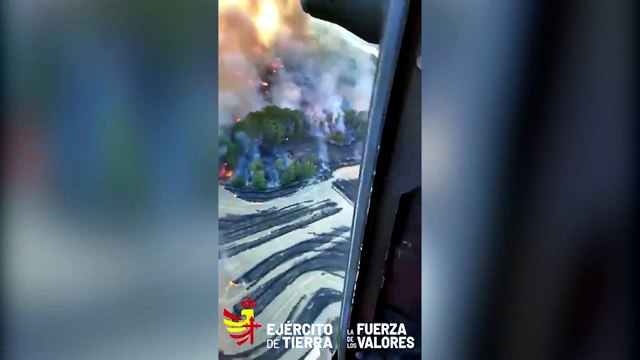 Helicópteros del Ejército refuerzan la lucha contra el incendio de Orés (Zaragoza)