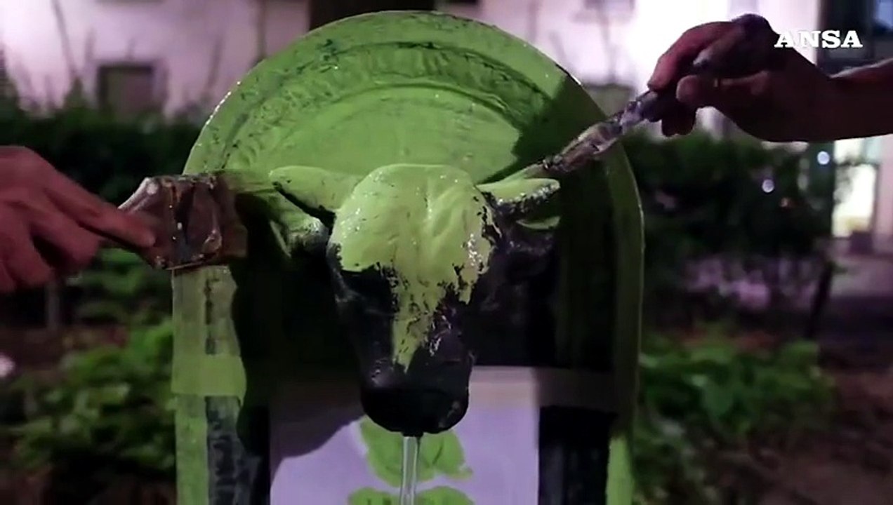 Torino, Extinction Rebellion ridipinge in verde fluo un Turet