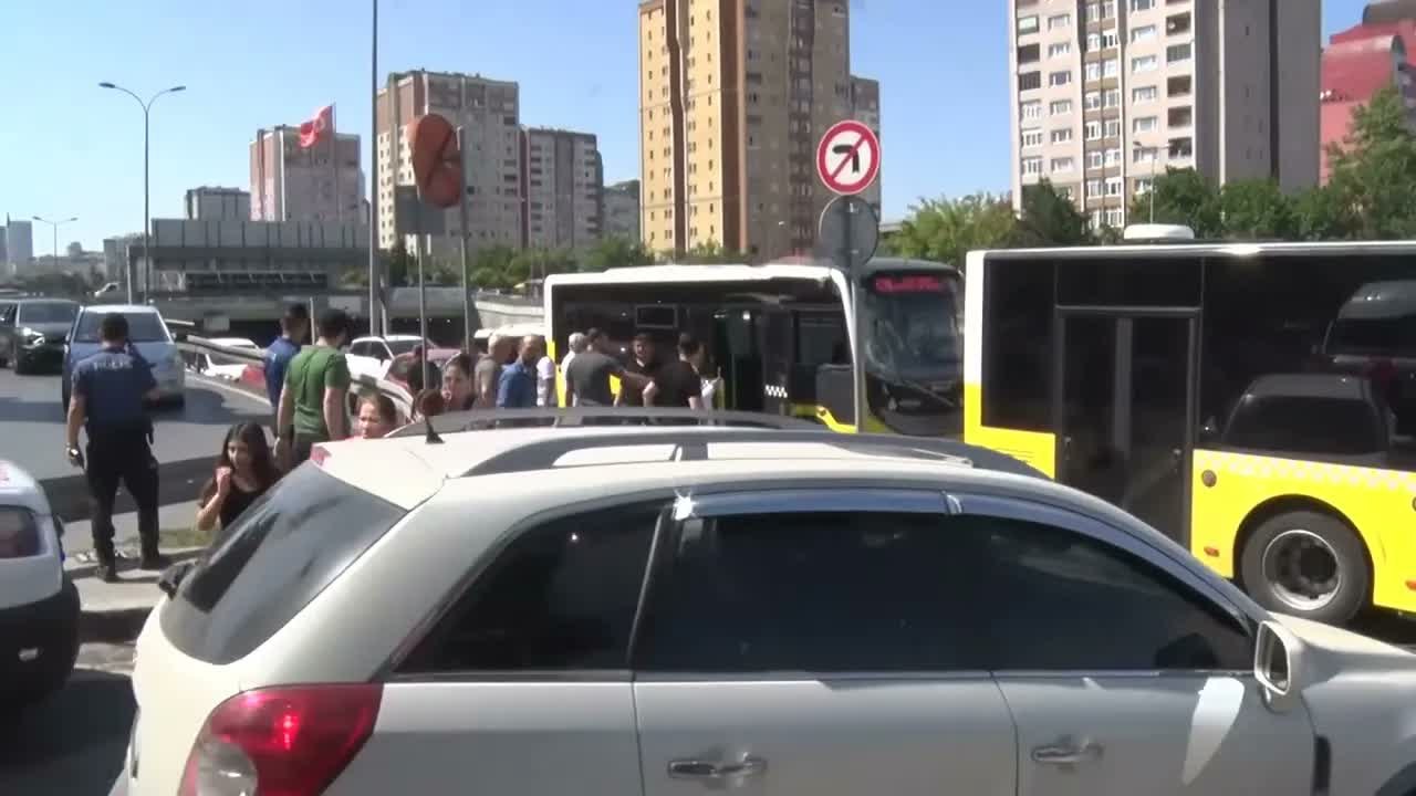 İstanbul'da 2 İETT Özel Halk Otobüsü çarpıştı: 2 yaralı