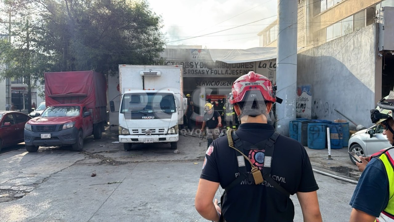 Incendio en florería del centro de Monterrey moviliza a bomberos y Protección Civil