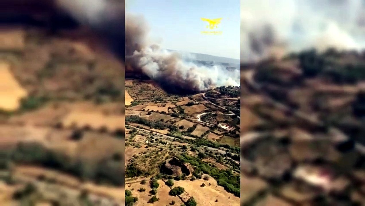 Paura a Noragugume, le fiamme sfiorano le case: mezzi antincendio in azione