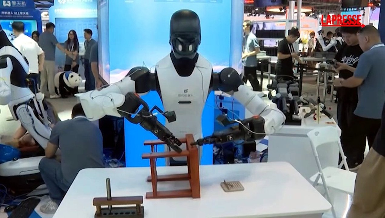 Cina: ginnastica e piccoli lavori, i robot umanoidi aprono Conferenza mondiale su AI