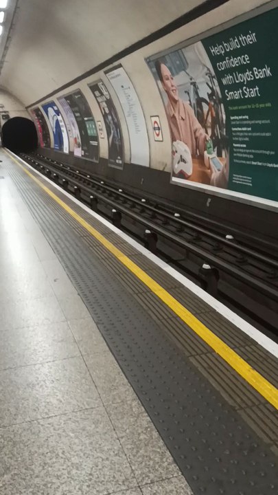 London Underground - Euston [Train Approaching] (April 2023)