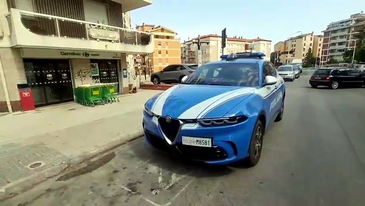 Rapina a Sassari, l'intervento della polizia al Carrefour di via Degli Astronauti
