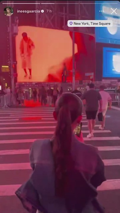La reacción de Inés García cuando ve a su novio, Lamine Yamal, en las pantallas de Times Square