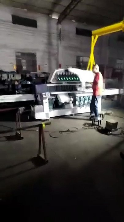 How many wheels should a glass edging machine have?