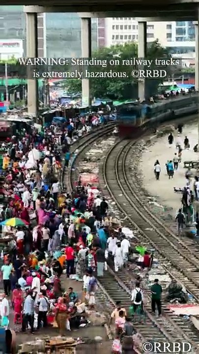 👥Crowd on The Curve 🚊🛤️