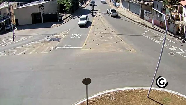 Câmera flagra acidente grave entre carro e duas motos em Cachoeiro