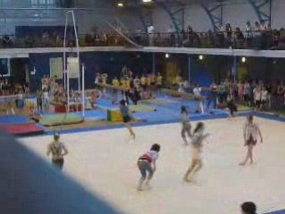 Spectacle de gym (juniores 2 et quelques squatteuses...)