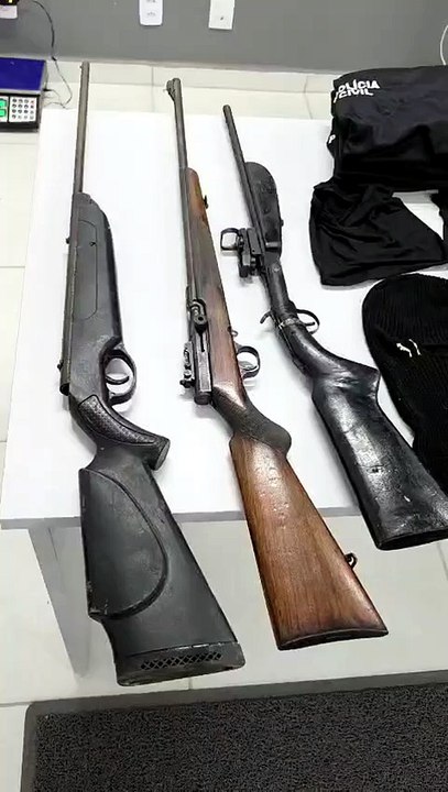 Arsenal, drogas e fardamentos ligados à facção Comando Vermelho são apreendidos no Agreste de Alagoas