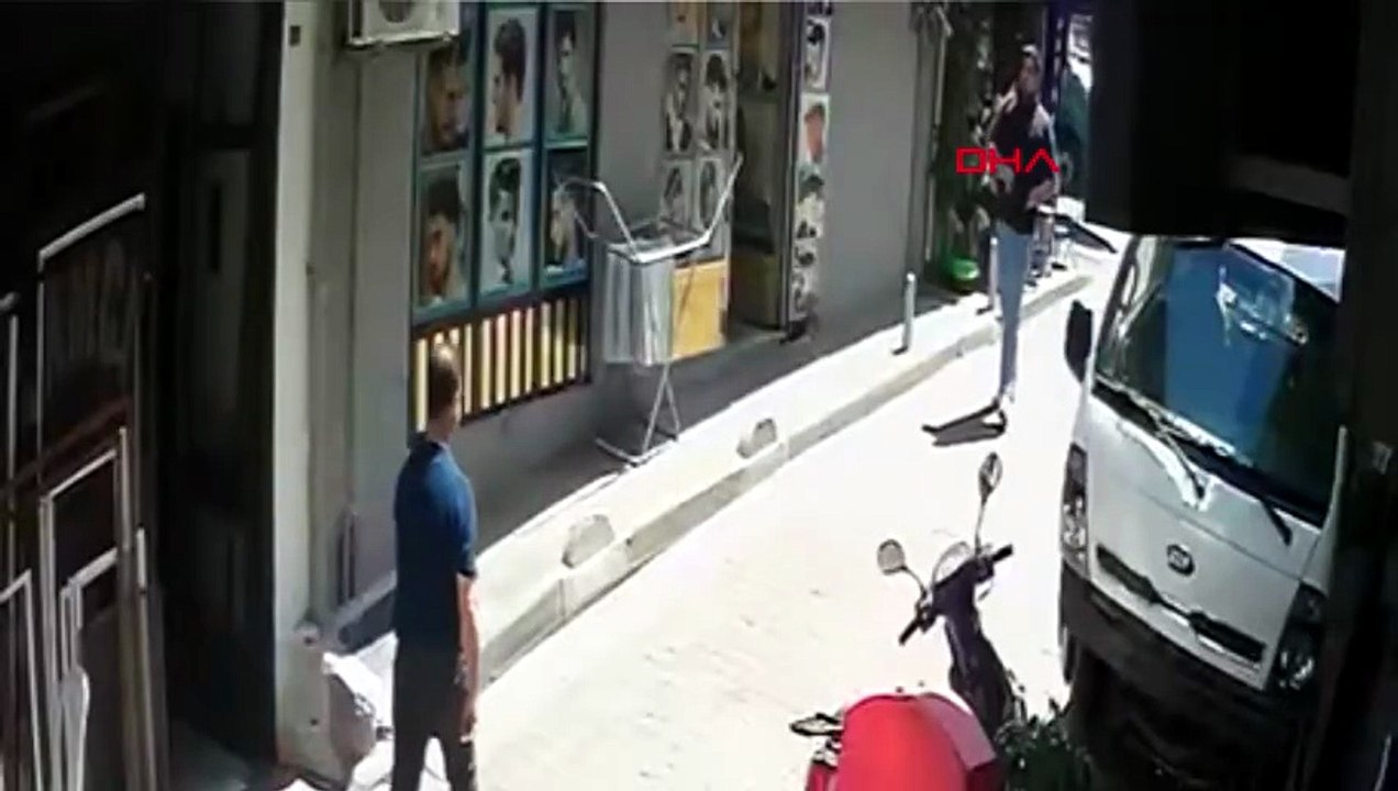 Saç Tıraşını Beğenmediği İçin Berberini Bıçakladı: Olay Anları Kamerada