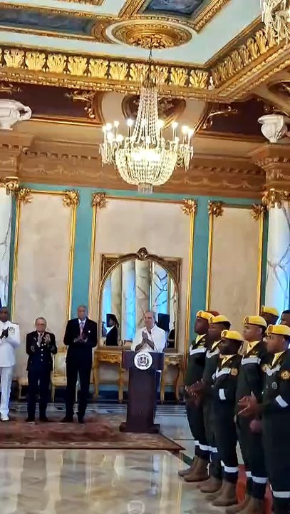 Abinader entrega medallas a rescatistas dominicanos por su labor en Venezuela tras el terremoto