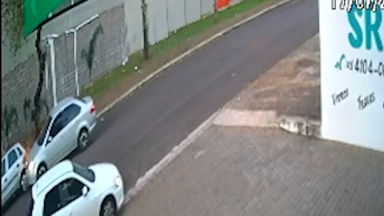Carro bate em veículo estacionado e colisão é registrada por câmera em Cascavel