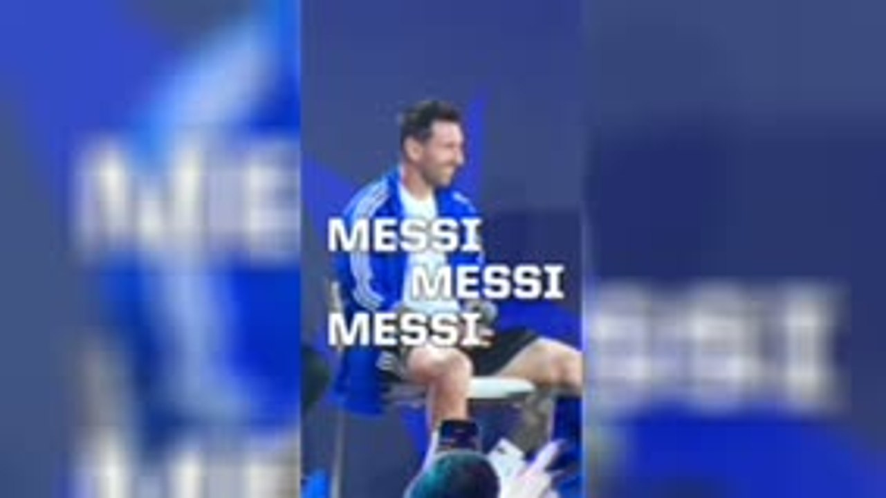 Scaloni interrupted by Lionel Messi chants