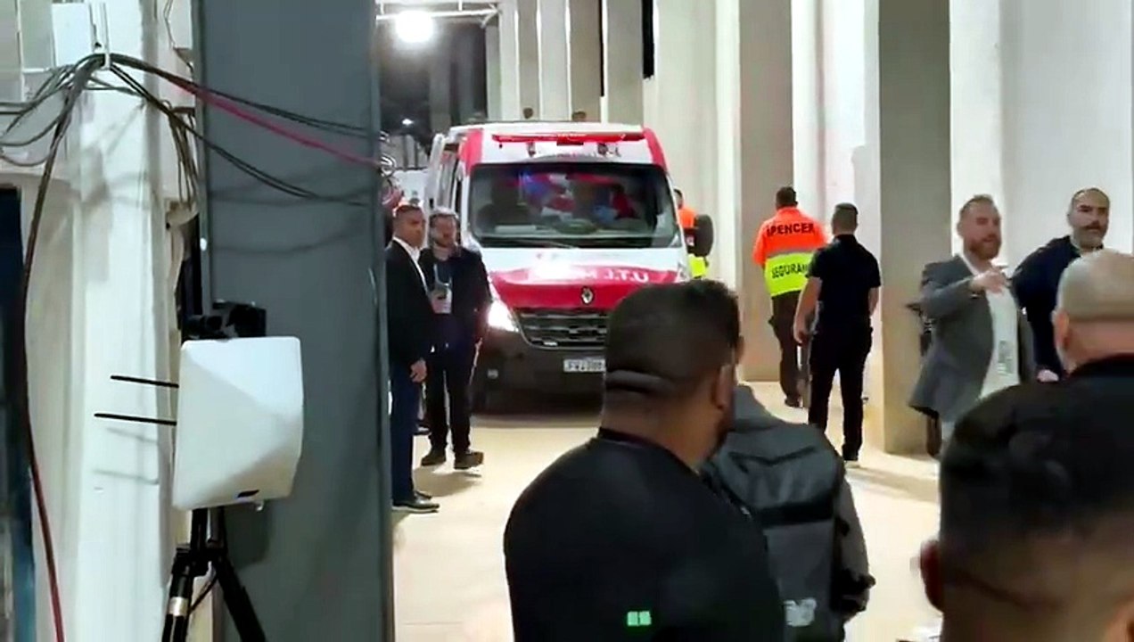 Amuzu sai de ambulância do estádio