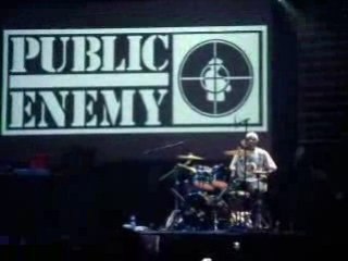 Public enemy Flava Flav a la baterie