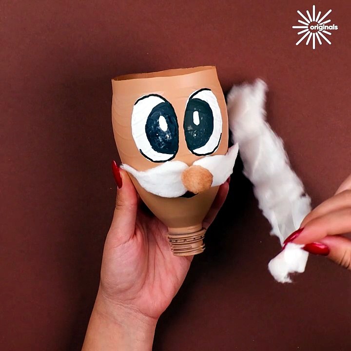 Transform a plastic bottle into Santa magic! 🎅