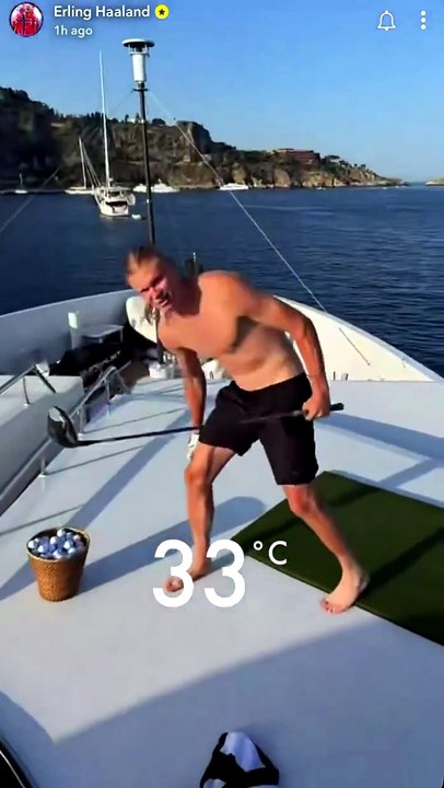 Continua la vacanza in Sicilia per Haaland: gioca a golf sullo yatch con palline biologiche