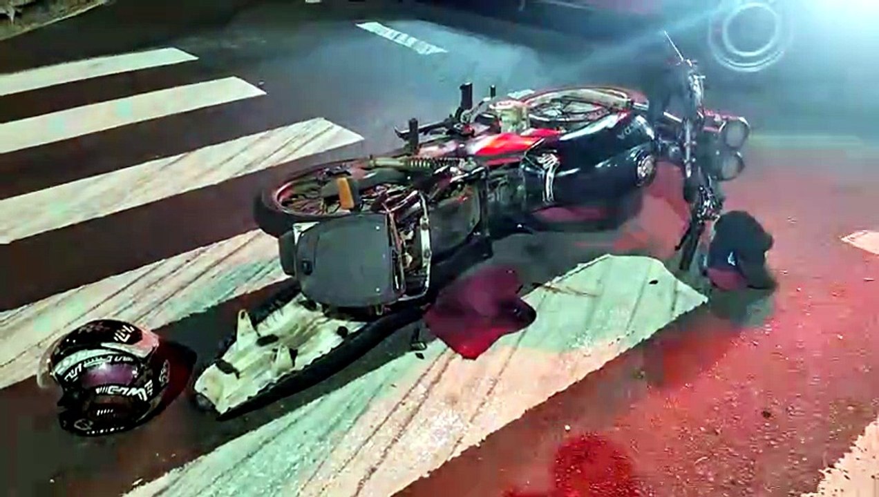 Motociclista sofre queda ao passar reto em rotatória na Avenida Assunção