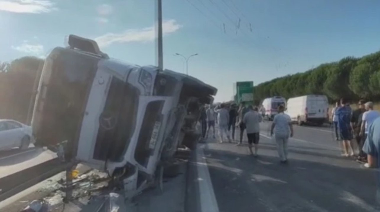 Büyükçekmece'de beton tankeri devrildi; yol trafiğe kapatıldı