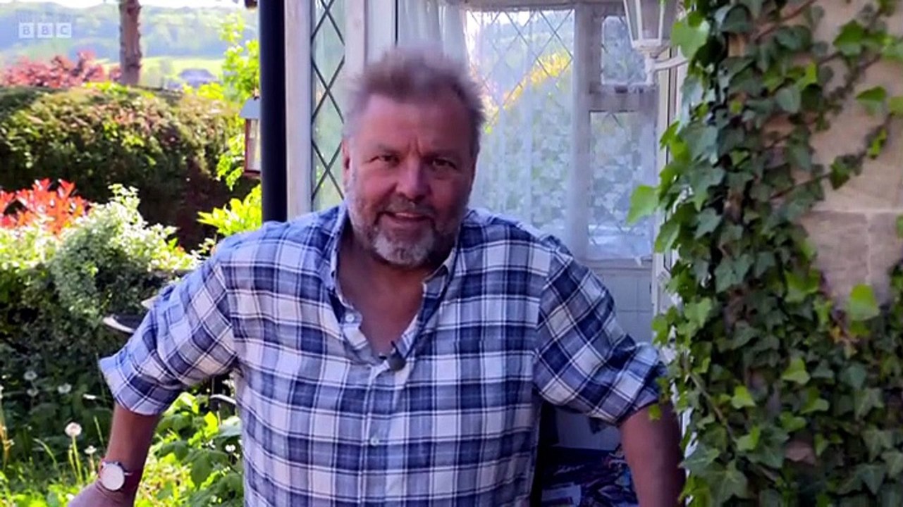 Homes Under the Hammer - S29 E17 - Living in a...