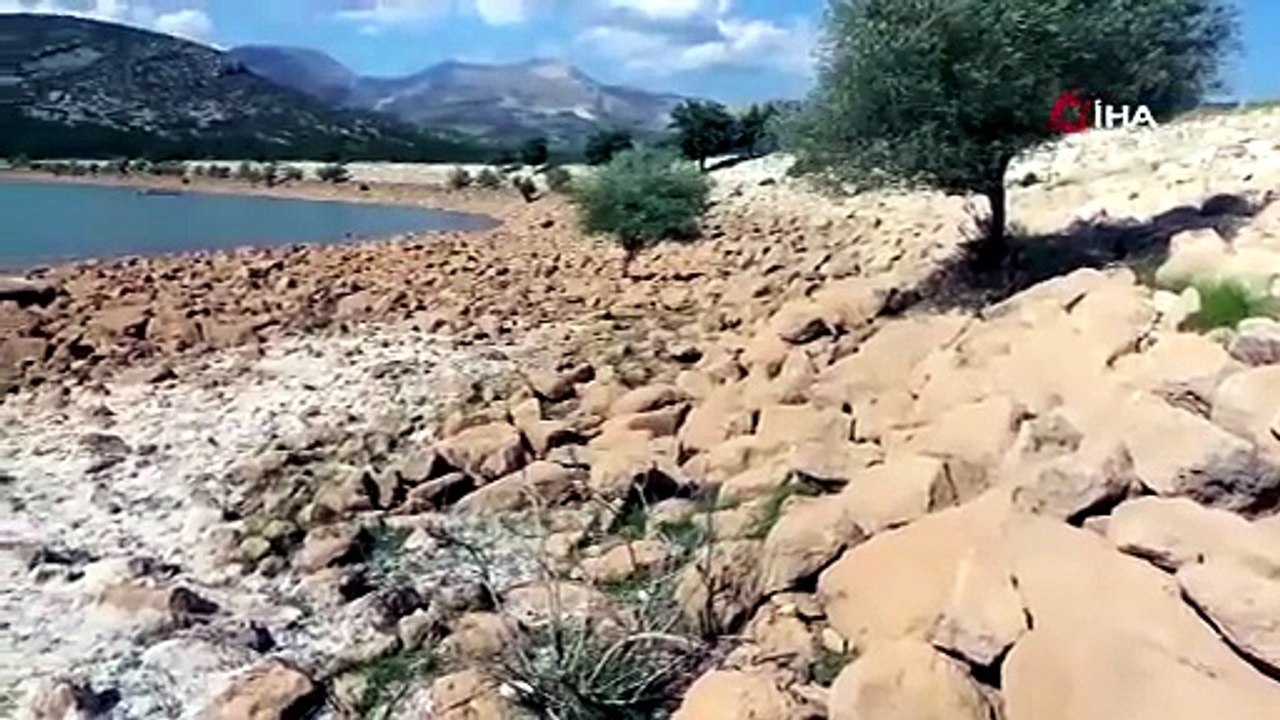 Gölette sular çekildi, ortaya çıkan manzara korkuttu