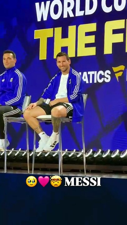 Messi salue les supporters avant la finale