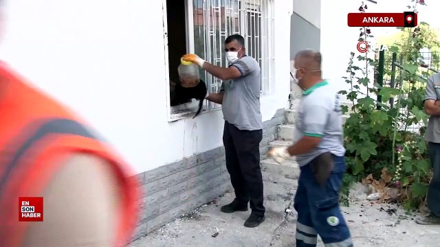 Ankara'da yaşlı çifte ait evden kamyon dolusu çöp çıkartıldı
