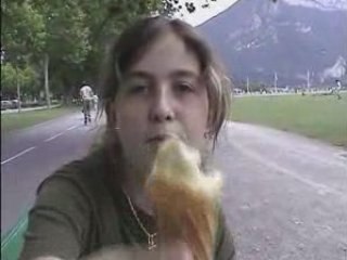 aprem a annecy: bob mange une glace