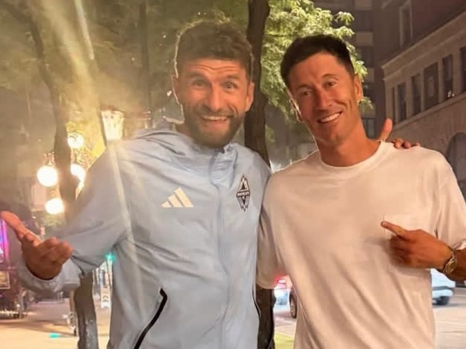 Trotz Spielabsage: Thomas Müller und Robert Lewandowski feiern Reunion