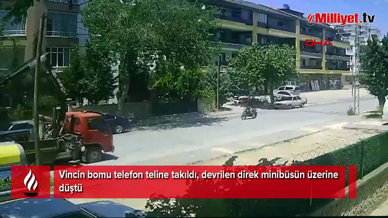 Vincin bomu telefon teline takıldı, devrilen direk minibüsün üzerine düştü