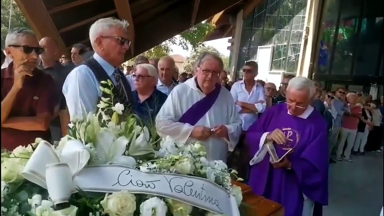 I funerali di Valentina Baldini, figlia dell'allenatore Silvio: tanta gente per l'ultimo saluto