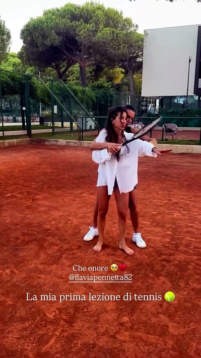 VIDEO / La moglie di Danilo D'Ambrosio a lezione di tennis: la coach è Flavia Pennetta