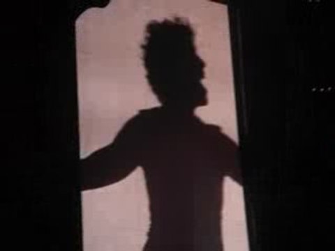 Intro lolipop Mika chasse le bad bunny