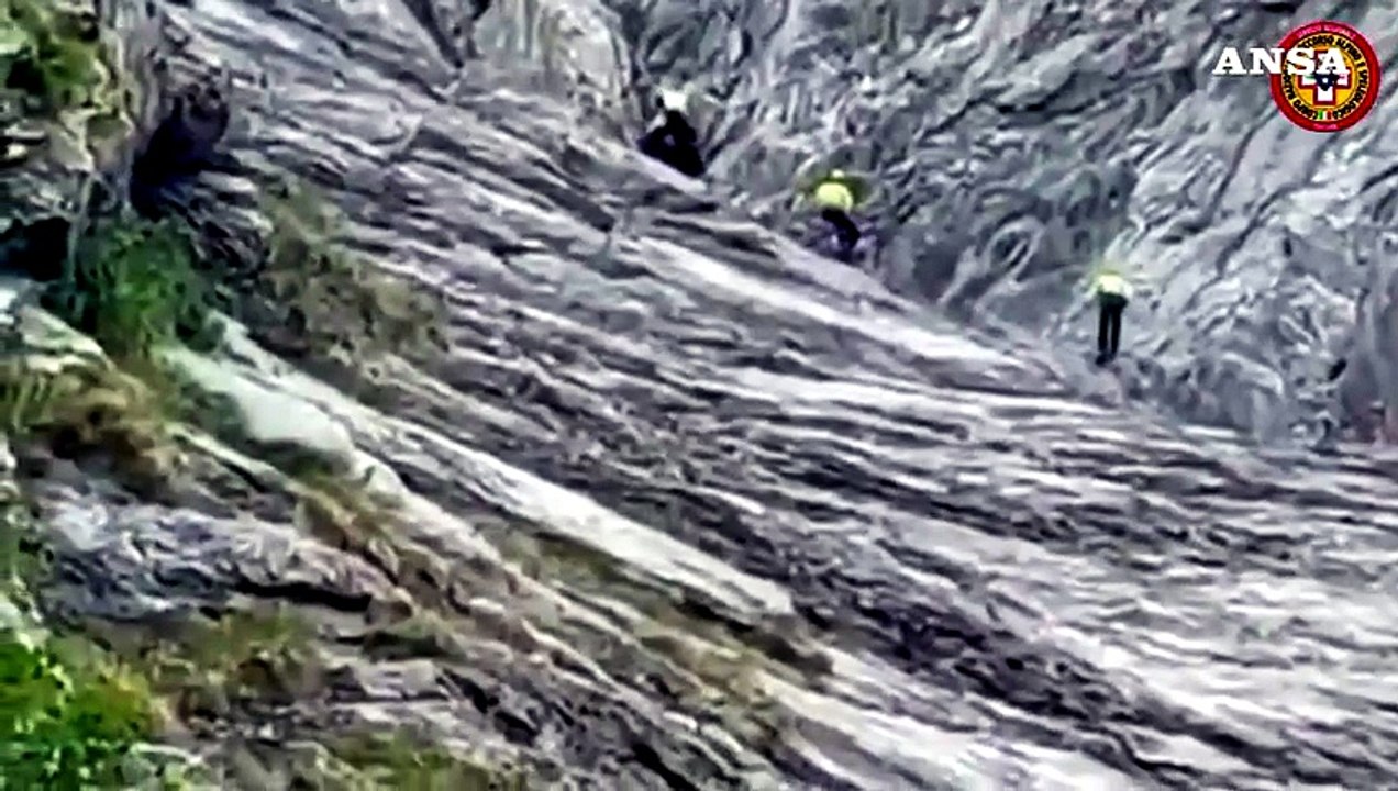 Scalatore precipita e resta bloccato sulle Apuane, le immagini del salvataggio