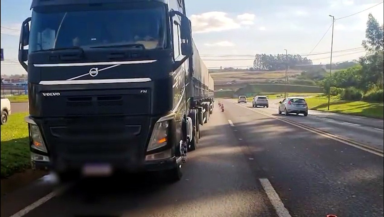 Caminhão com problema mecânico bloqueia parcialmente a BR-277, em Cascavel
