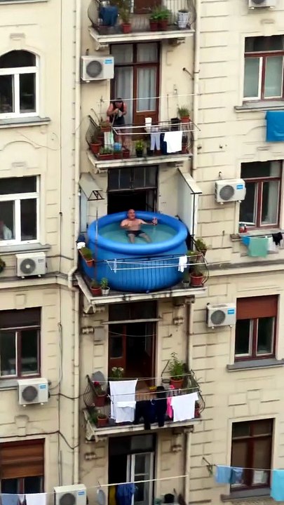 HOMBRE CAE CON LA PISCINA DESDE UN BALCON