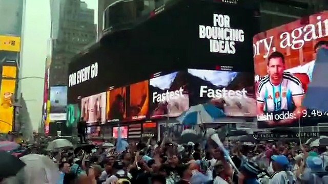 Multitudinario banderazo argentino en Times Square, en la previa de la final del Mundial